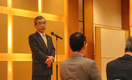 祝辞を述べられる来賓の島根県知事